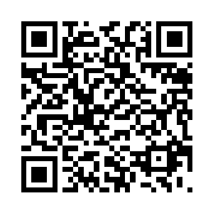 那个老人看着黄维和他手下的那些人二维码生成