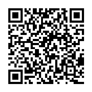 那个造型夸张的手套也已经被他套在了自己的右手上二维码生成