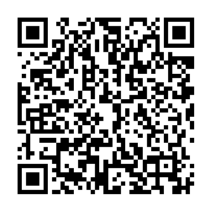 那个骚男哥也不知道是没有睡醒还是大保健做多了导致脚步虚浮还是怎么二维码生成