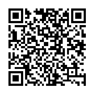 那从浓墨般的星空深处透过来的黑光映照着这边的绚烂星光二维码生成