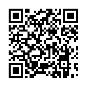 那双伶俐的大眼睛看着外面的热闹景象二维码生成