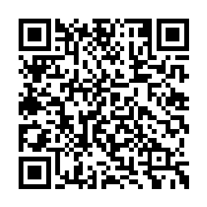 那双黑潭般的眸子像时间漩涡让人深陷无法逃离二维码生成