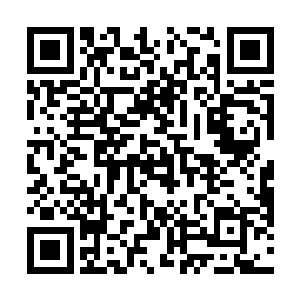 那只手居然还能够准确无误的抓在了自己的胸脯上……二维码生成