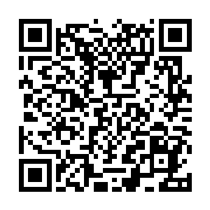 那名交警担心的看着还躺在地上痛苦呻|吟的同事二维码生成