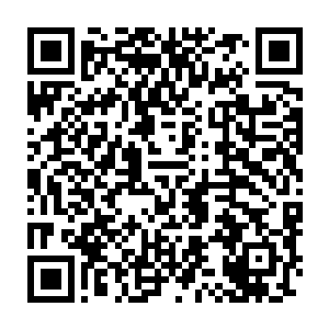 那名双脚来不及离开马镫的马栏子倒地后硬生生被战马背脊给滑冲撞死二维码生成