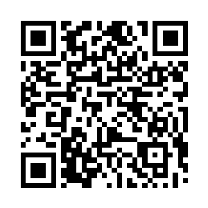 那名小女孩被她母亲搂在怀里还冻得测测发抖二维码生成