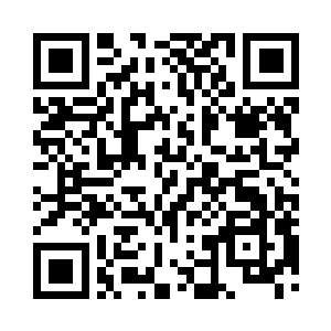 那帅哥老师已经在前面的栏杆前负手而立二维码生成