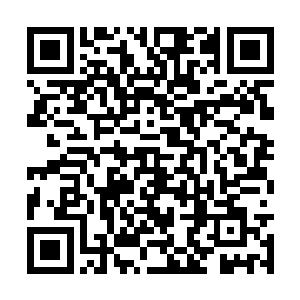 那房子紧挨着一个修理模特车的店铺和一个食杂店二维码生成