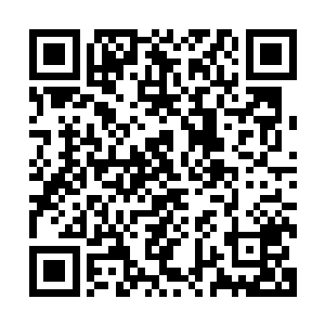 那白花花的大腿和黑色的高跟鞋把张铁的眼睛都晃得花了一下二维码生成