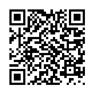 那盏华丽的大吊灯就一直没有暗过二维码生成