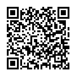 那警察眉头轻皱着回头向九五之尊班的学生们了解情况二维码生成