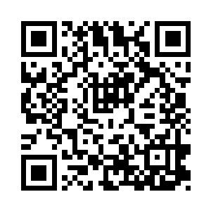 邵铭清将两件冬衣抱在身前一脸哀伤二维码生成