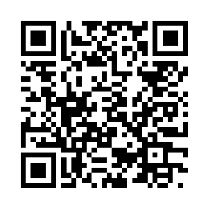 郑晓艾一手拿着手机给丁长生打电话二维码生成