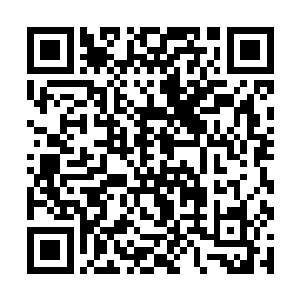 里面一个老人家两眼发昏的坐在一间空荡荡的房子里二维码生成