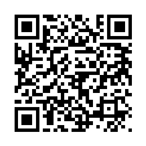 里面的保安神色紧张的守着挂了铁链子的大门二维码生成