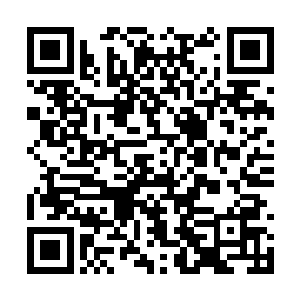 重新戴上了假面和斗篷的马文在雄狮镇中迅速穿行二维码生成