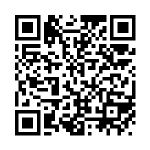 金发男子一边手舞足蹈的笔画起来二维码生成