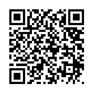 金牙老大看着男孩委屈而倔强的样子二维码生成