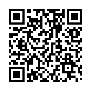金色的萤石水晶灯每隔几米就有一盏二维码生成