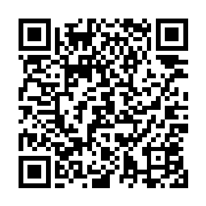 金鉴定微笑的把三枚古朴的制式储物戒指放到水晶桌上说道二维码生成