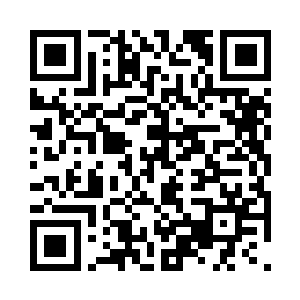 钟姓铸剑师手中捧着一把灰色的连鞘宝剑二维码生成