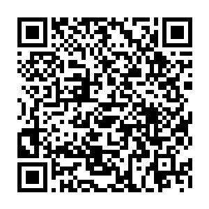 钟杨颖说着指了指不远处正跟两位富商有一搭没一搭地说着话的麻生沙树二维码生成