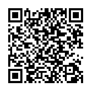 铜鼓的中央则是有着一个身长羽毛的人在仰天舞蹈的情形二维码生成