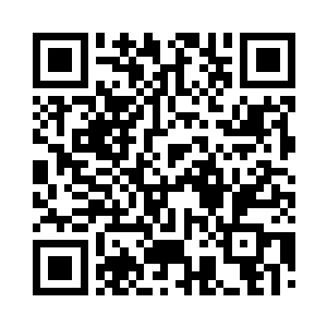 长长的车队在通往北方的公路上行驶着二维码生成