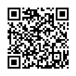 长隐公子止住了侍童欲帮他绑头发的动作二维码生成