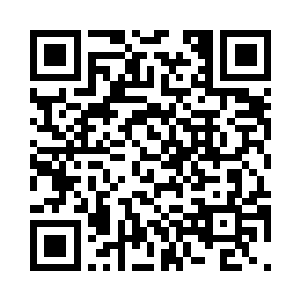 门口的两个服务员看见我们这么多人二维码生成