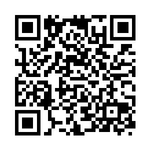 门口站着几个身着工整的服务生一样的人二维码生成