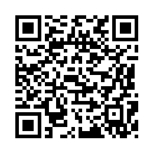 闹闹两只小手紧紧地拽住叶伯煊的大掌二维码生成