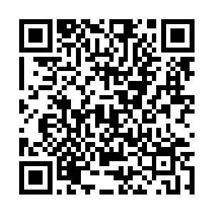 阴影王子正惬意地享受两名金发碧眼的美人的服侍二维码生成