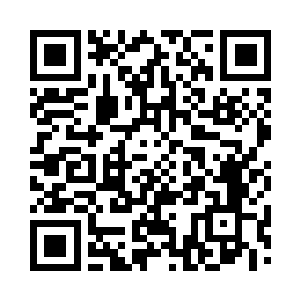 阿虎和另一个佣兵架着受伤的老四向后撤离二维码生成