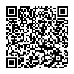 陆为民仔细的将最近三年南潭县委关于经济发展方面的文件收罗起来通看了一遍二维码生成