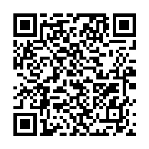 陆景乔的视线一直集中在马路对面上车的小女人的身上二维码生成