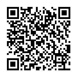 陈思璇穿着一条稍厚的紫色绣有碎花的腰带式睡衣二维码生成