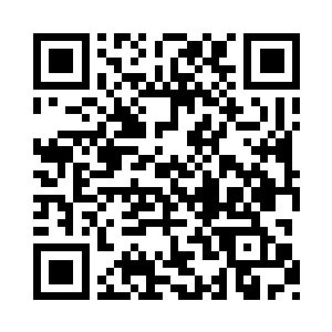 院前地面上被她熟练画出跳房子的九个格子二维码生成