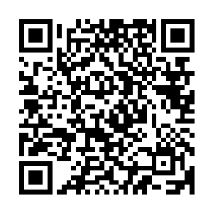 院子里正面正自己给自己敷药的男人好像是察觉到了她的目光二维码生成