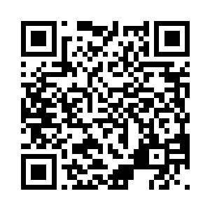 随即也是抱着两个孩子狠狠的香了一口二维码生成