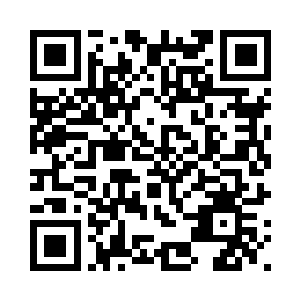随即也是趴在了门口的位置观望着二维码生成