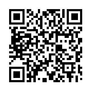 随即向侧后方一座醒目山峰顺手一指二维码生成