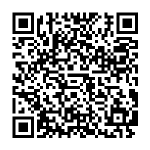 随后一名披着黑白级外围贵族风衣的青年男子从里面缓缓走了出来二维码生成