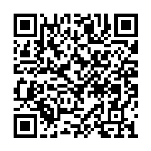 隔壁座的两个女孩的眼睛已经不知不觉的有些红二维码生成