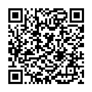 隔绝真实世界与夜空之间的镜面上出现蛛网般的裂缝二维码生成