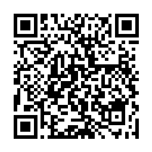 雪白美腿裸露蜷曲坐在隐隐有血迹斑斑铁板上的情形二维码生成