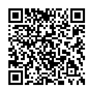 需双手紧紧捧着才不至于让报纸从手中滑落下去二维码生成
