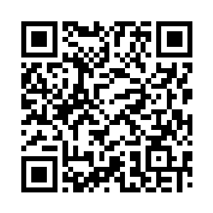 霍天武和母亲邱荣英就坐在霍老的身旁二维码生成