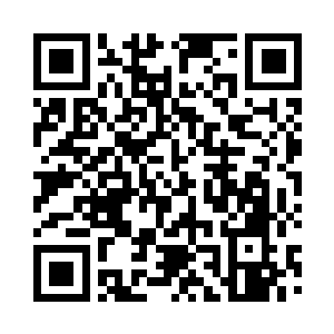 露出耳朵上那两颗龙眼大小的钻石耳坠二维码生成