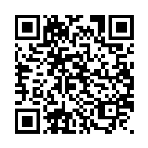 靠墙摆放了一条条有靠背的木质长椅二维码生成